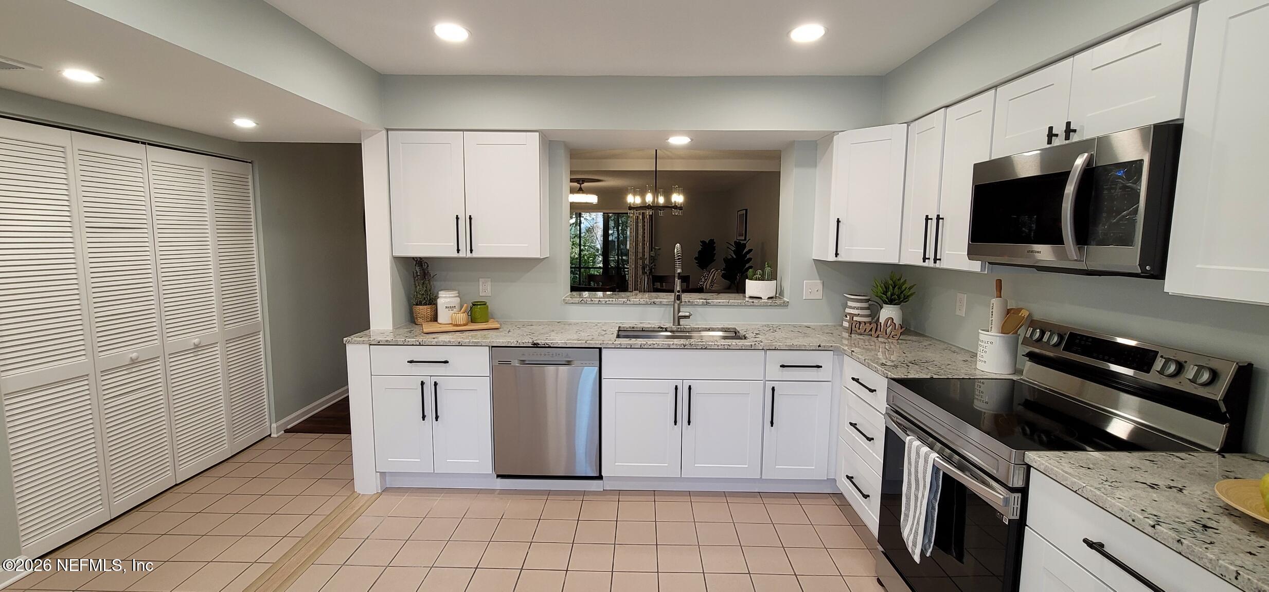 7848 Playa Del Rey Court, Unit 7848 Jacksonville, FL 32256 - Photo 6 of 41 Kitchen