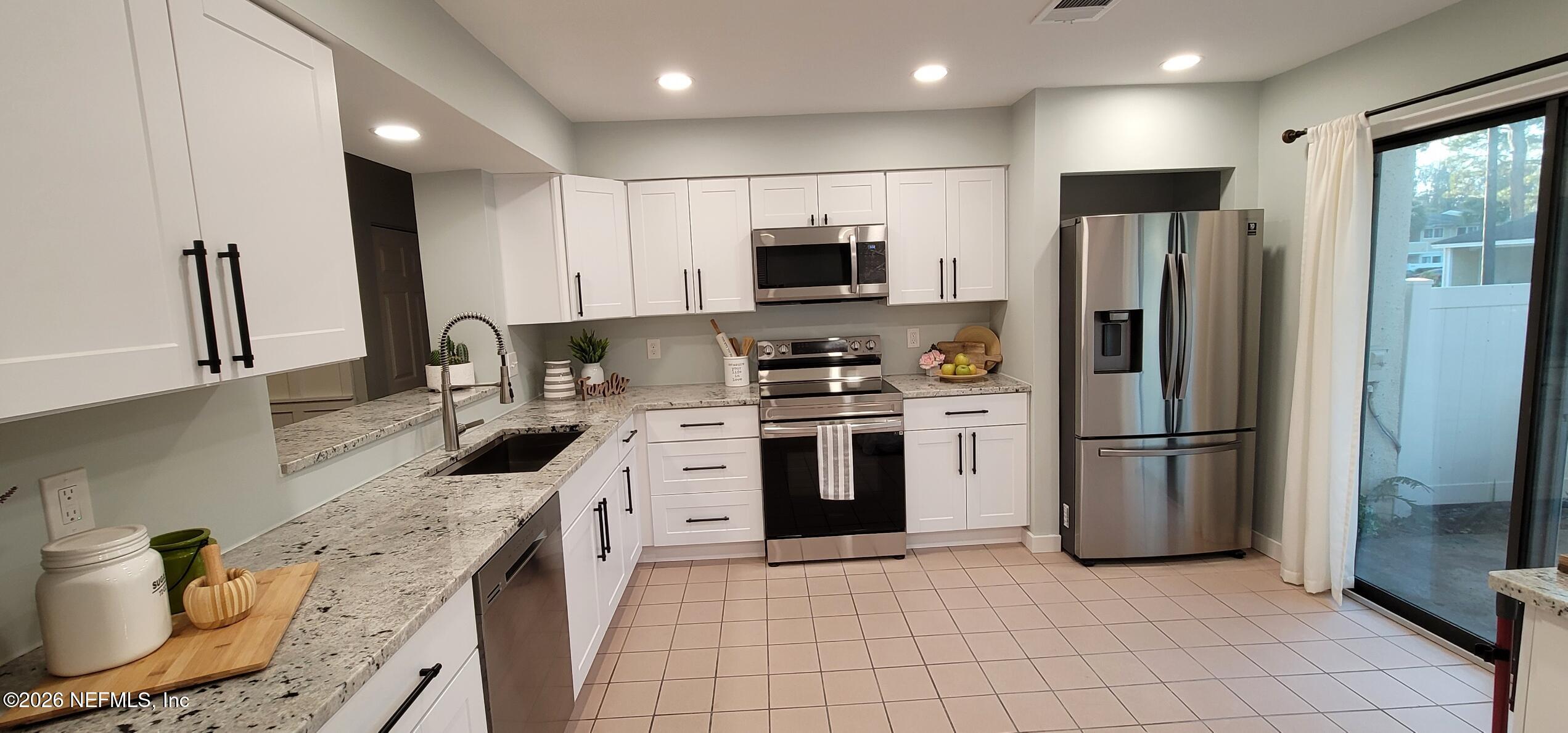 7848 Playa Del Rey Court, Unit 7848 Jacksonville, FL 32256 - Photo 8 of 41 Bucatarie 1