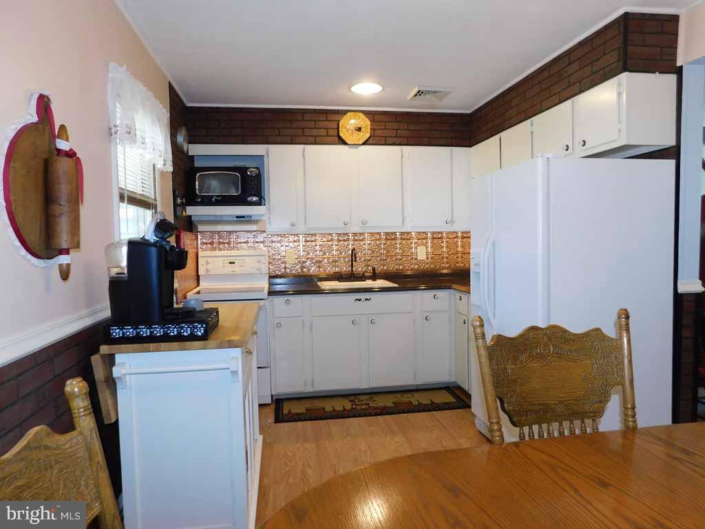 44 Indigo Road Levittown, PA 19057 - Photo 9 of 27 Kitchen