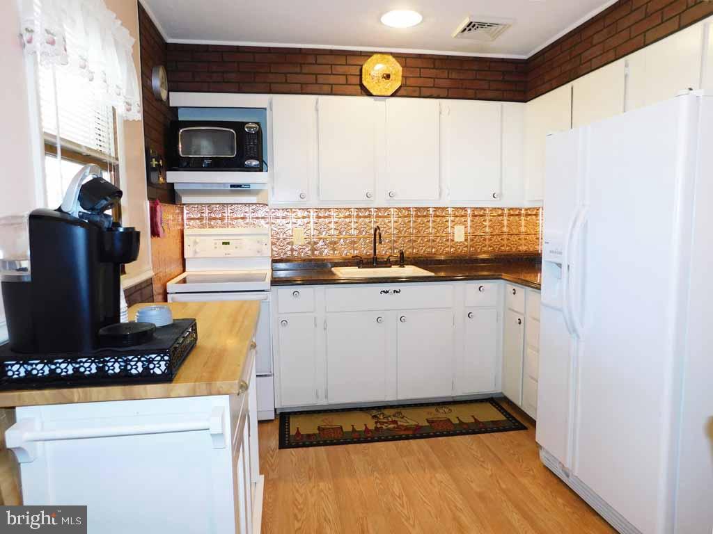 44 Indigo Road Levittown, PA 19057 - Photo 10 of 27 Kitchen