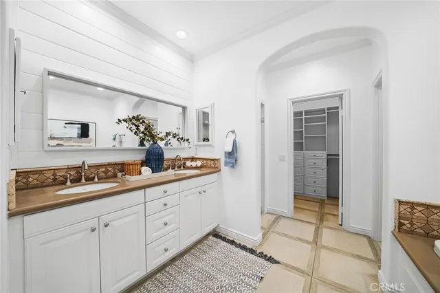 a view of walk in closet and bathroom