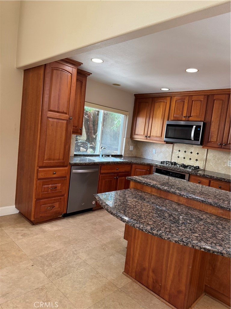 39 Bethany Drive Irvine, CA 92603 - Photo 21 of 37 a kitchen with stainless steel appliances granite countertop a refrigerator a stove and a sink