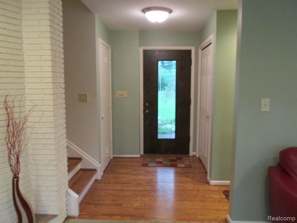 485 Orchardale Drive Rochester, MI 48309 - Photo 9 of 25 orch - foyer.jpg