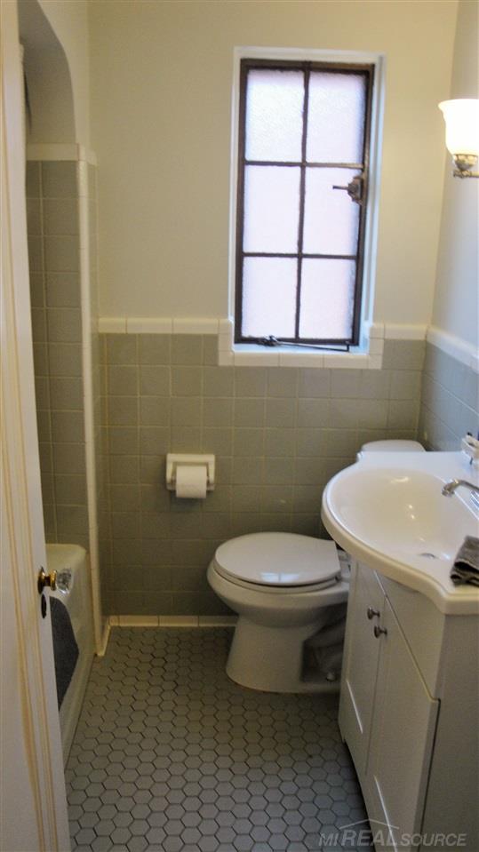 5760 Yorkshire Road Detroit, MI 48224 - Photo 30 of 35 31317697-30.JPG