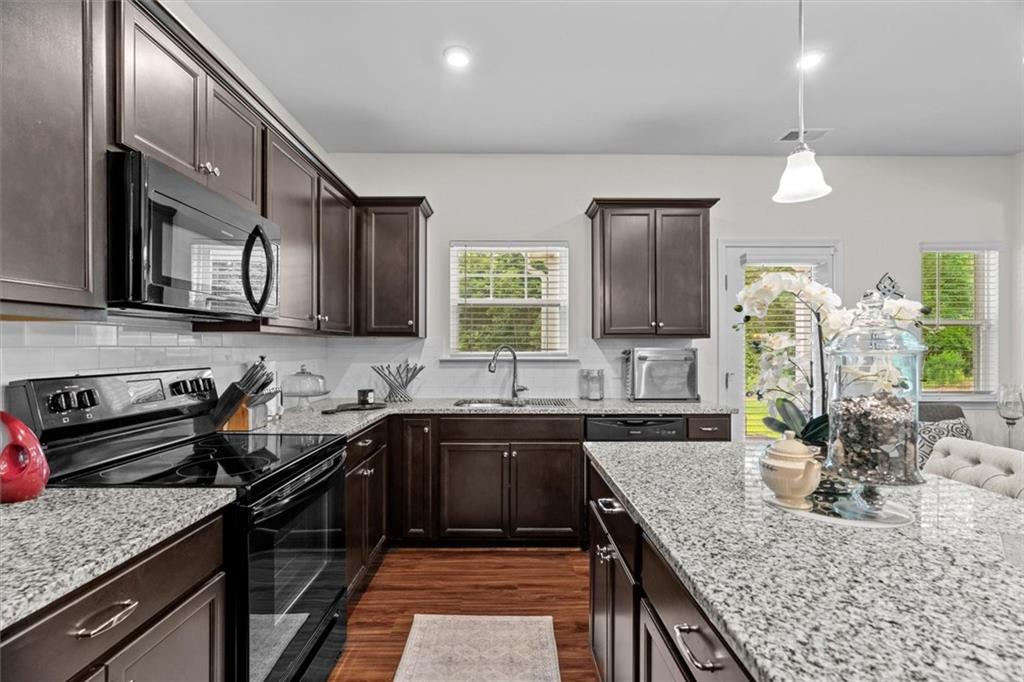 586 Collington Circle Dalton, GA 30721 - Photo 8 of 32