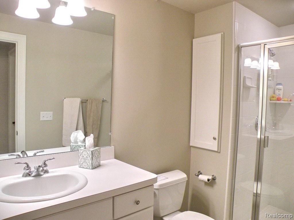 342 Woodward Avenue Rochester, MI 48307 - Photo 17 of 25 Bathroom