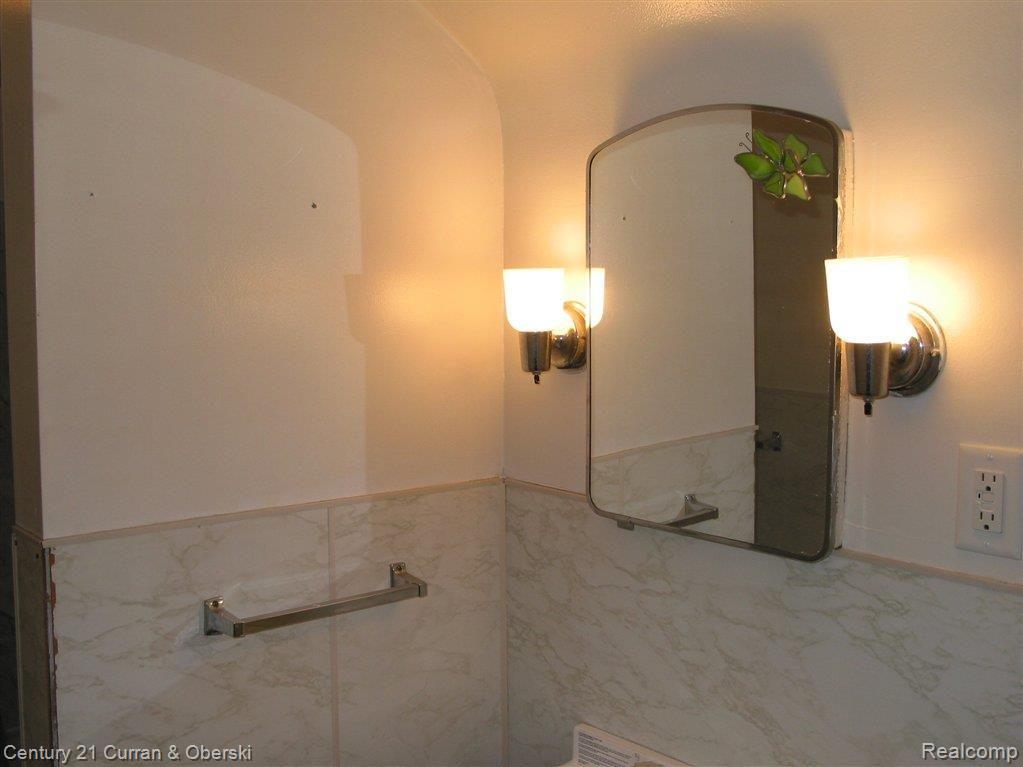 3850 Merrick Street Dearborn, MI 48124 - Photo 15 of 25 Merrick - 3850 bathroom1.JPG