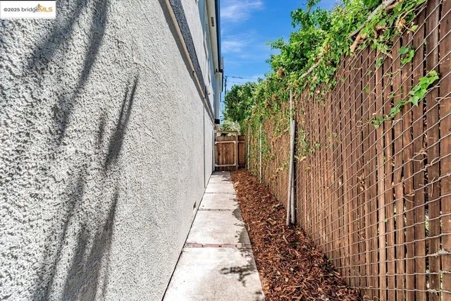 $1,025,000 | 1086 61st Street, Oakland, CA 94608