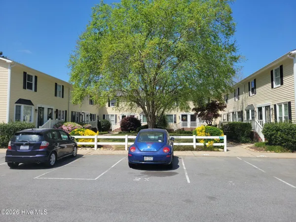 $1,200 | 119 Oakmont Drive, Unit 26, Greenville, NC 27858