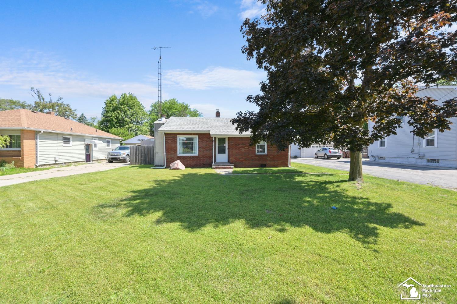 5864 Edgewood Boulevard Monroe, MI 48161 - Photo 2 of 25 50209778-025f19c7-17e1-4ad7-baa5-479c984df686.JPG