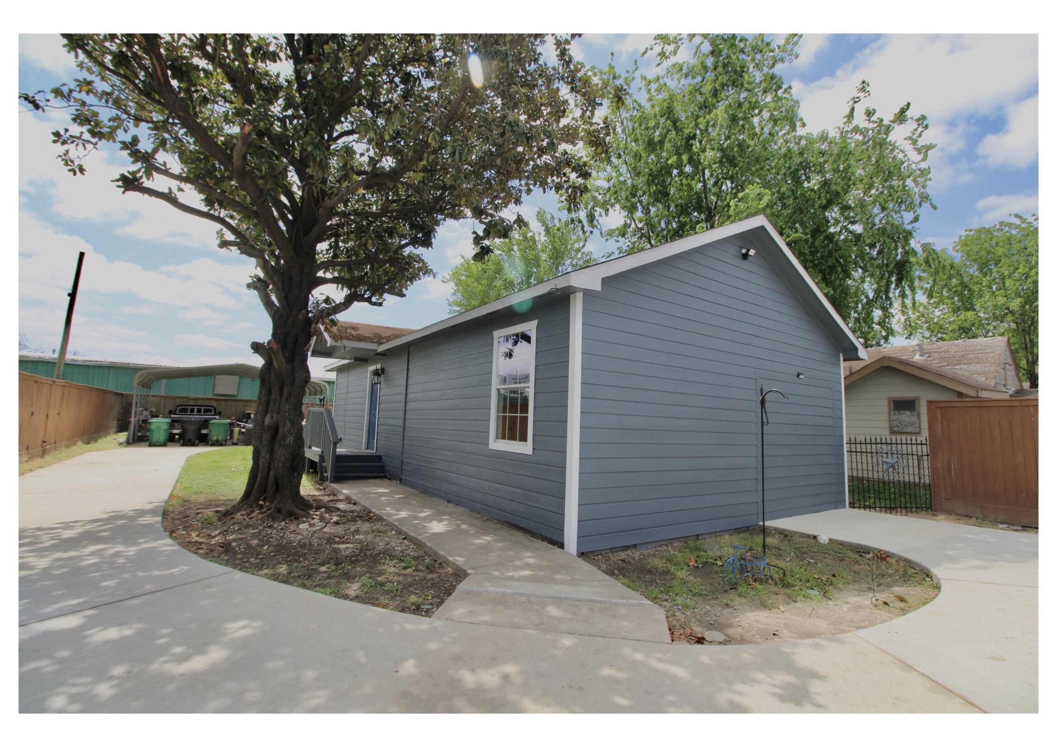 409 Robert Lee Road Houston, TX 77009 - Photo 25 of 32 Plenty of driveway space.