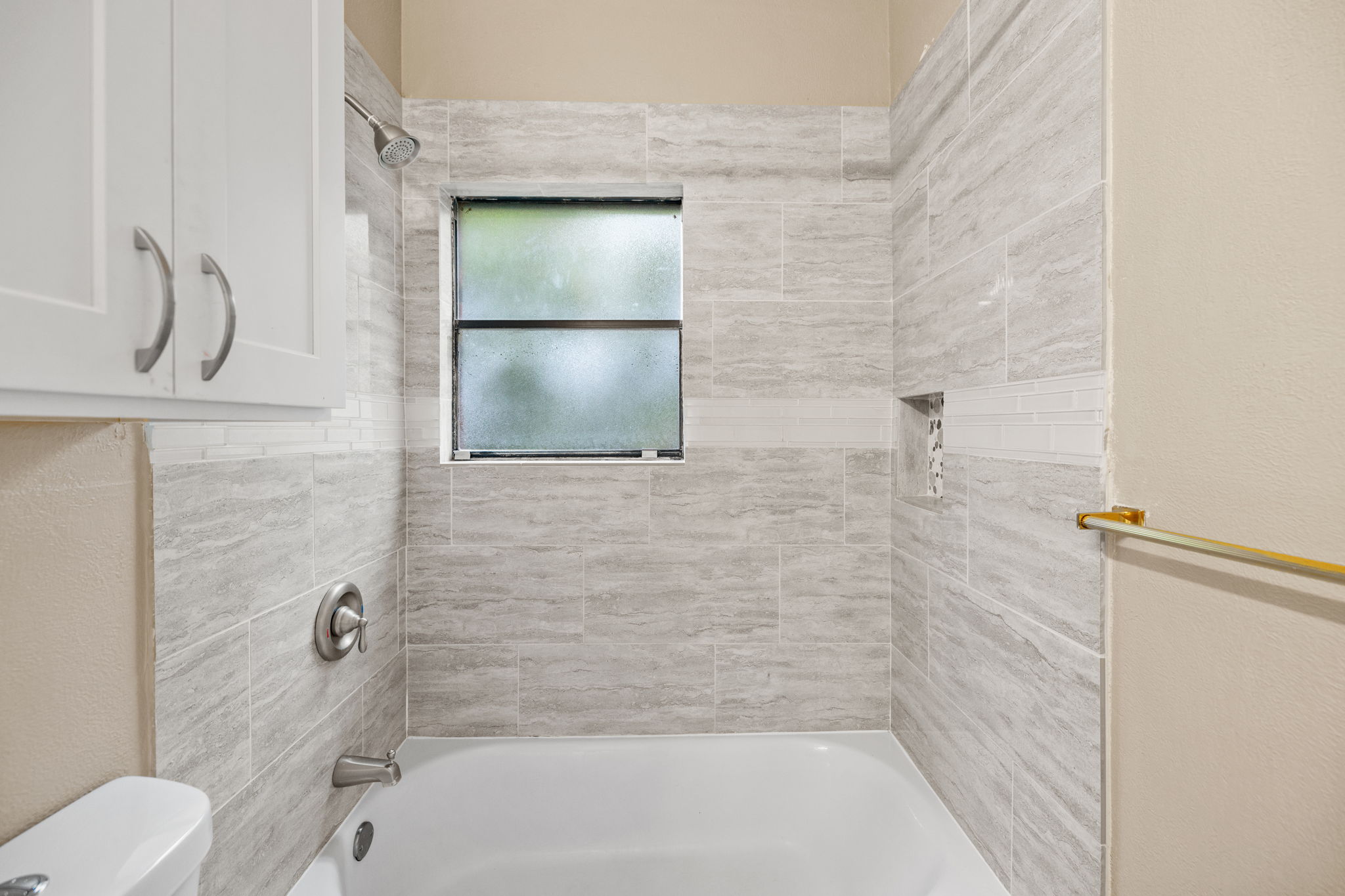 2706 Salado Street, Unit 210 Austin, TX 78705 - Photo 31 of 32 a bathroom with a bathtub