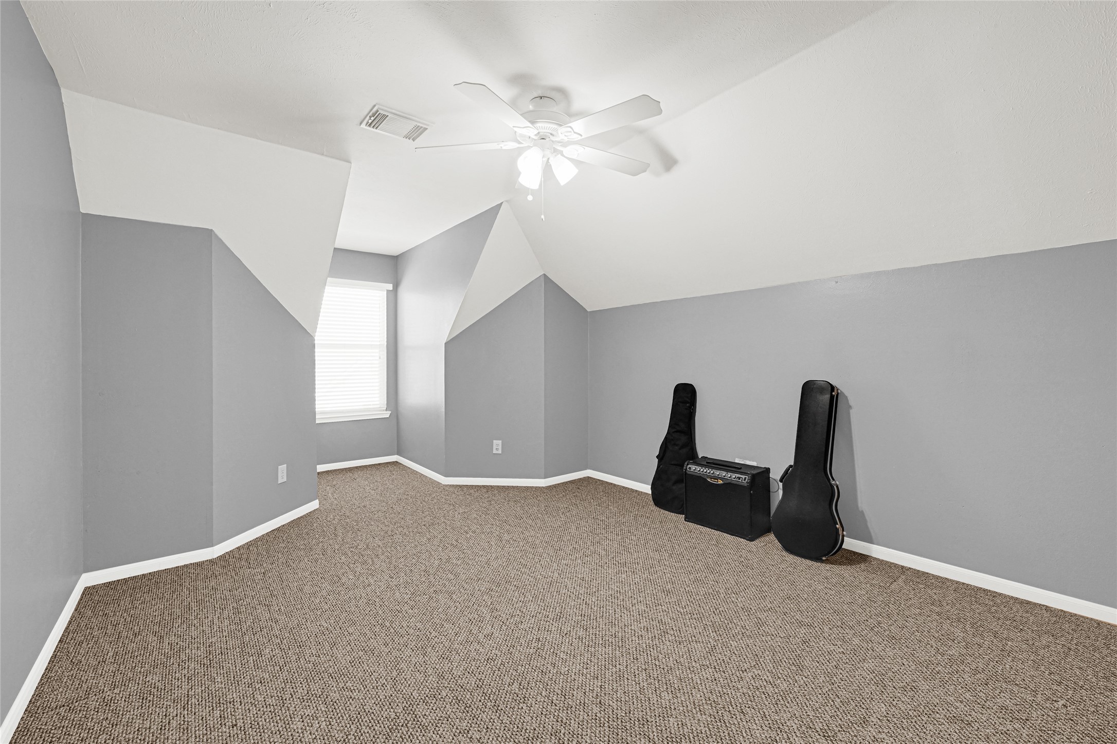 12902 Chalfield Circle Houston, TX 77044 - Photo 22 of 36 2nd floor secondary bedroom #2