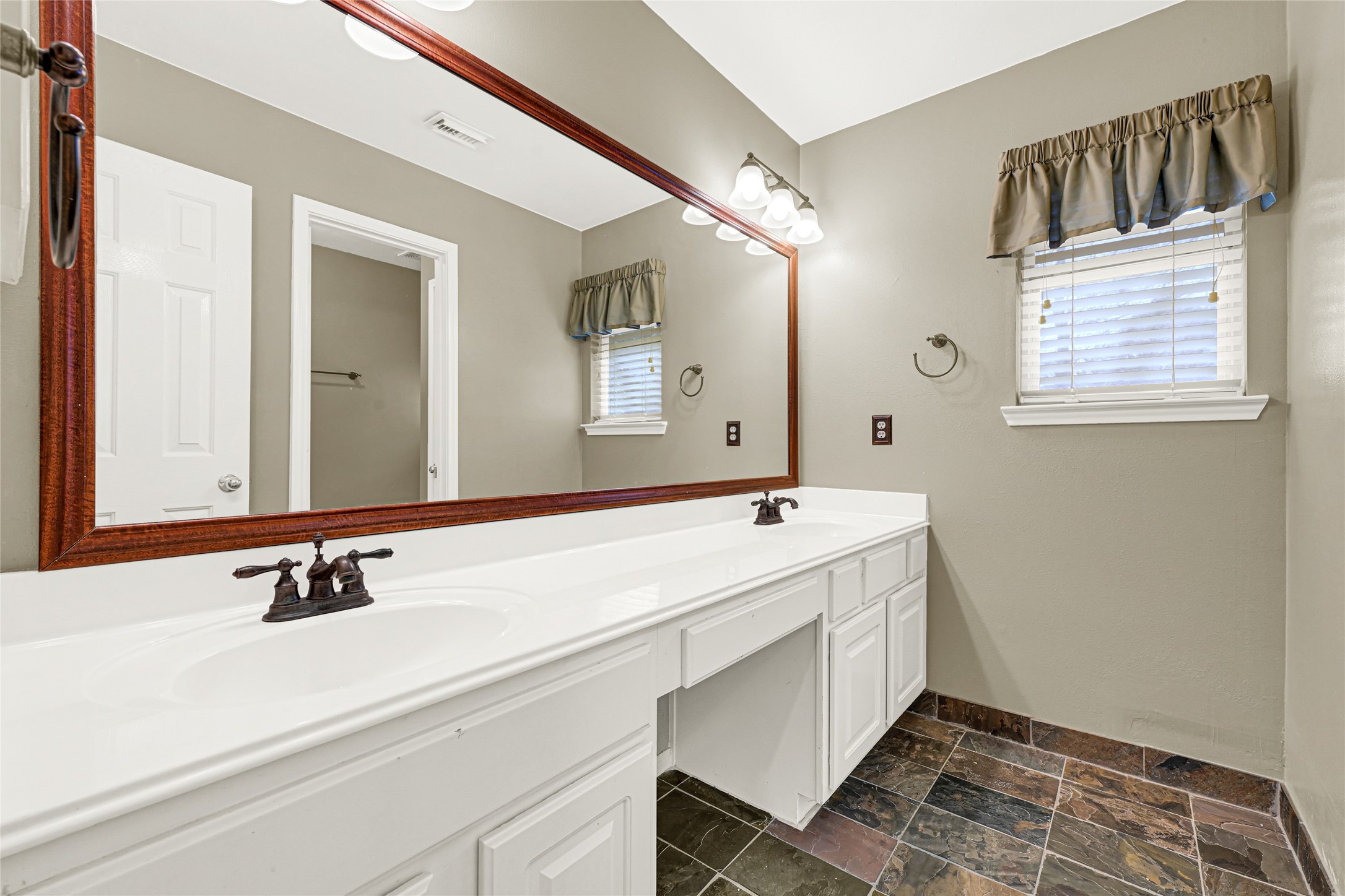 12902 Chalfield Circle Houston, TX 77044 - Photo 25 of 36 2nd floor secondary bathroom