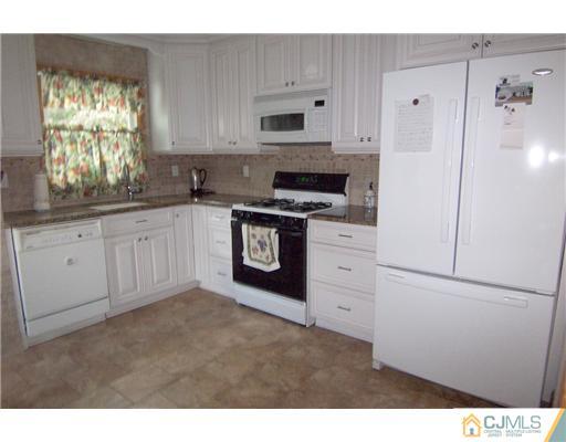 24 Oxford Road Colonia, NJ 07067 - Photo 3 of 24 Gallery Image 3