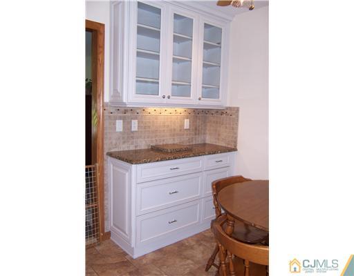 24 Oxford Road Colonia, NJ 07067 - Photo 4 of 24 Gallery Image 4