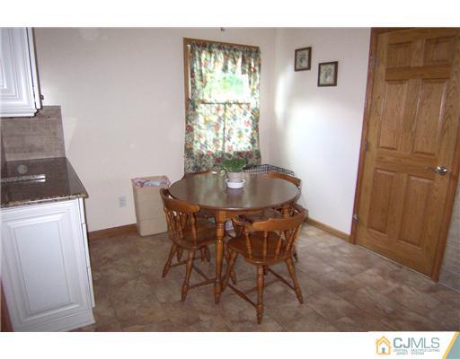 24 Oxford Road Colonia, NJ 07067 - Photo 5 of 24 Gallery Image 5