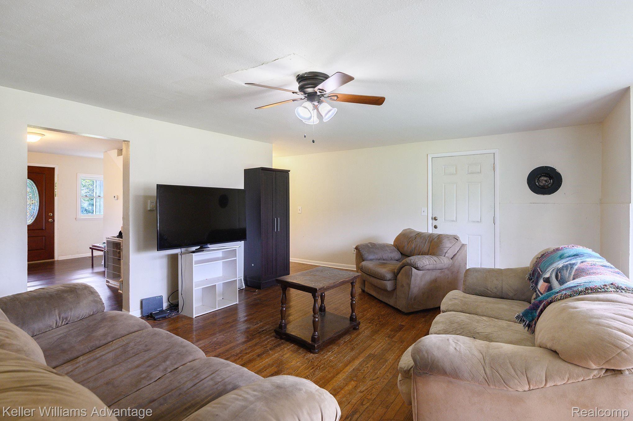 9898 South Lewis Road Millington, MI 48746 - Photo 3 of 20 Living Room.jpeg