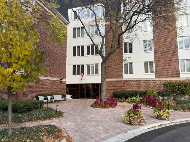 $230,000 | 250 Lake Boulevard, Unit 218, Buffalo Grove, IL 60089