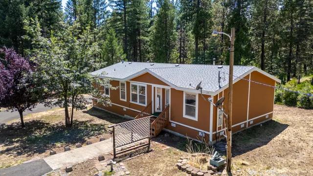 a view of a house with a yard