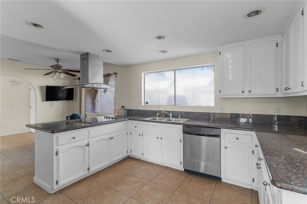 12285 Road Runner Riverside Ca Riverside, CA 92503 - Photo 7 of 31