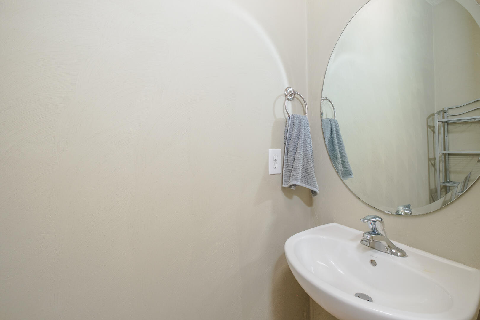 8717 Little Hoop Road Roanoke, VA 24019 - Photo 15 of 31 a bathroom with a sink and mirror