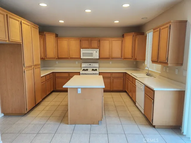 $2,490 | 13748 Andean Court, Victorville, CA 92394