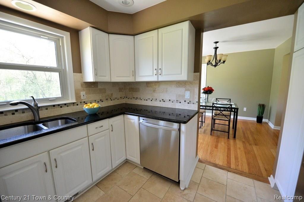 27944 Brandywine Road Farmington, MI 48334 - Photo 5 of 49 Kitchen to Dining 1 best.jpg