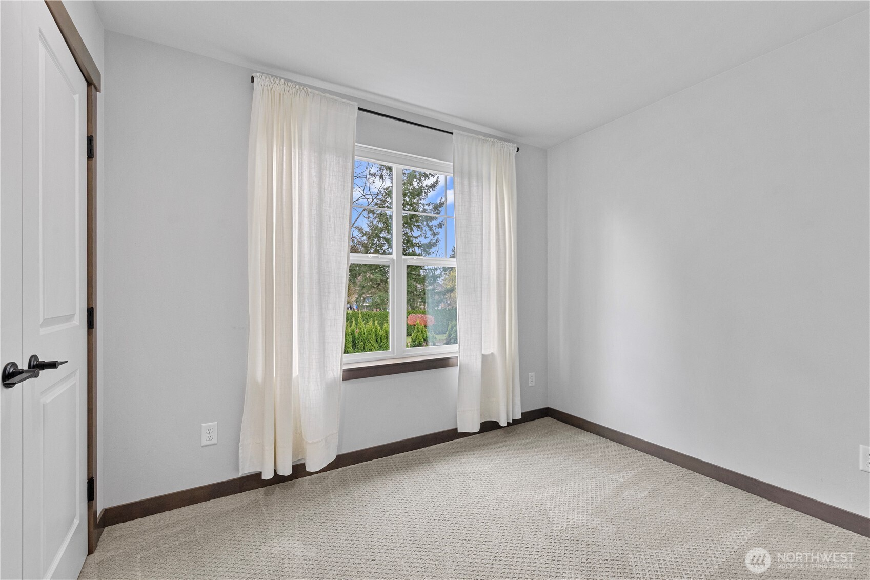 529 Ball Street, Unit A & B Sedro-Woolley, WA 98284 - Photo 18 of 31 an empty room with windows