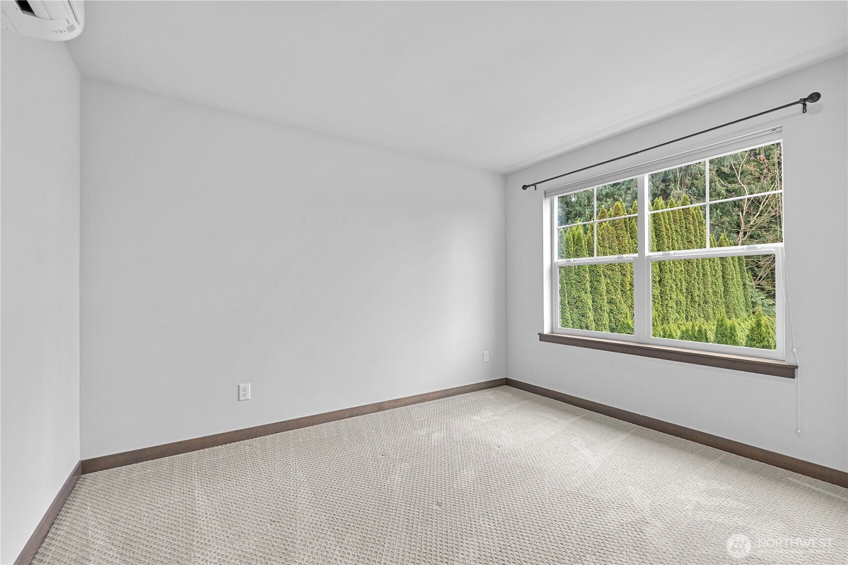 529 Ball Street, Unit A & B Sedro-Woolley, WA 98284 - Photo 19 of 31 an empty room with a window