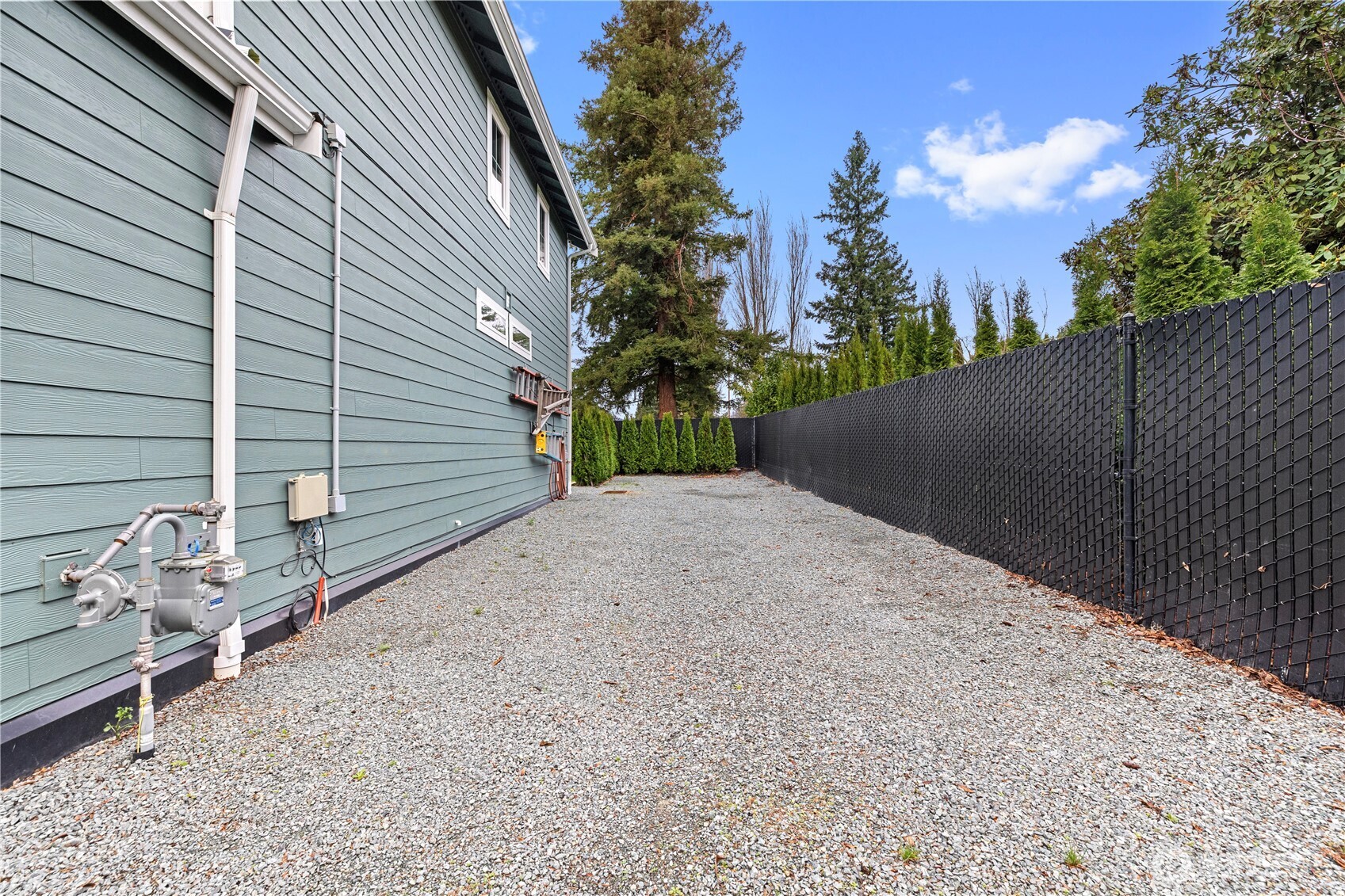 529 Ball Street, Unit A & B Sedro-Woolley, WA 98284 - Photo 28 of 31 a backyard of a house