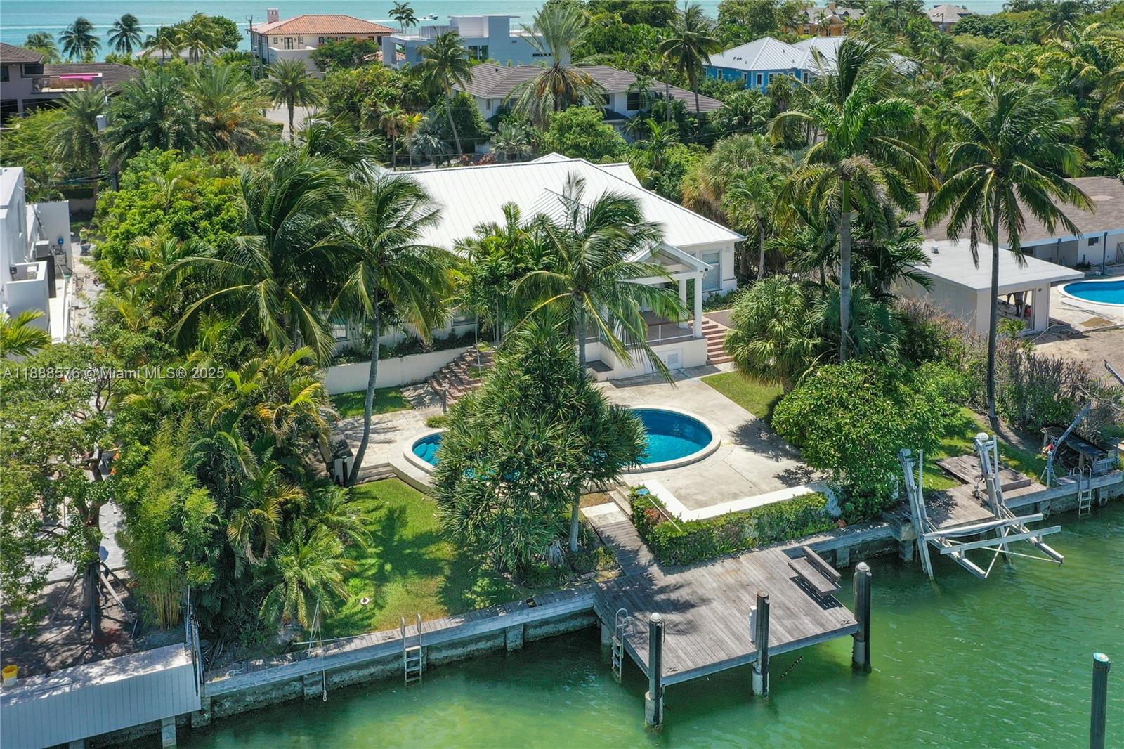 621 North Mashta Drive Key Biscayne, FL 33149 - Photo 2 of 34