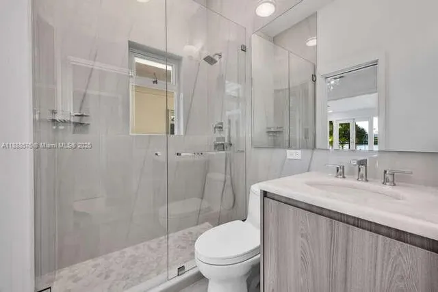 a picture of a lake with lots of trees