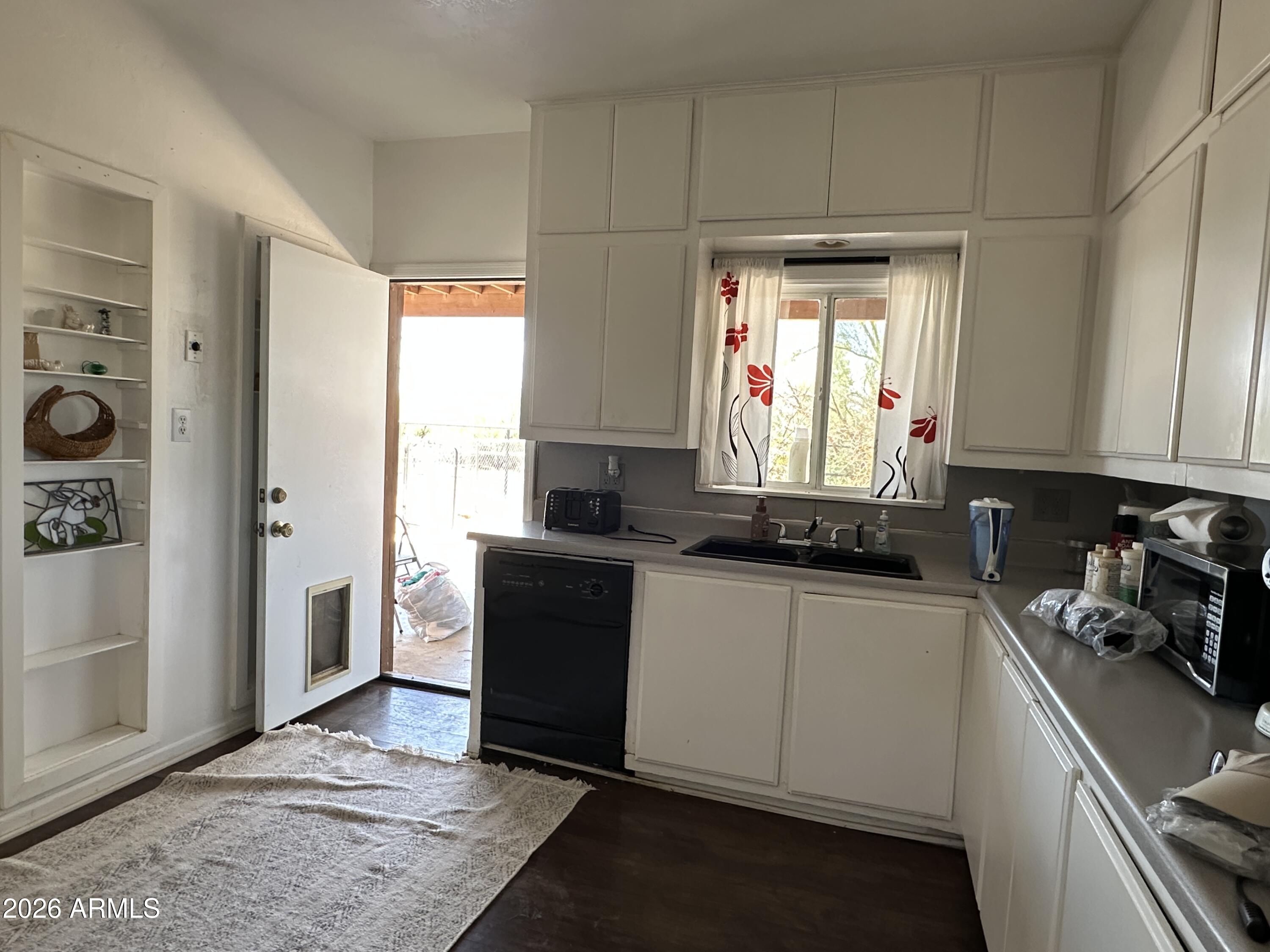 1328 East Maddock Road Phoenix, AZ 85086 - Photo 4 of 16 Kitchen to yard