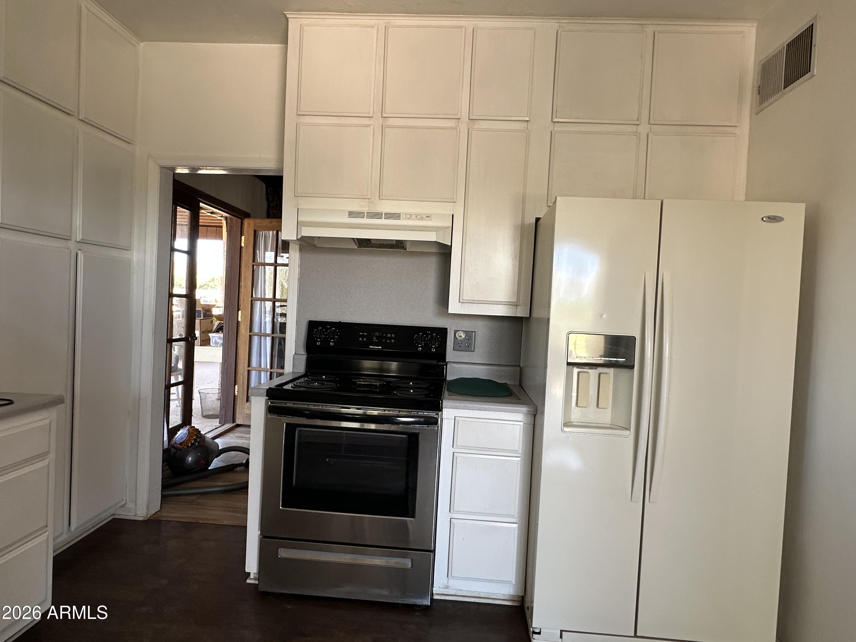 1328 East Maddock Road Phoenix, AZ 85086 - Photo 5 of 16 Kitchen