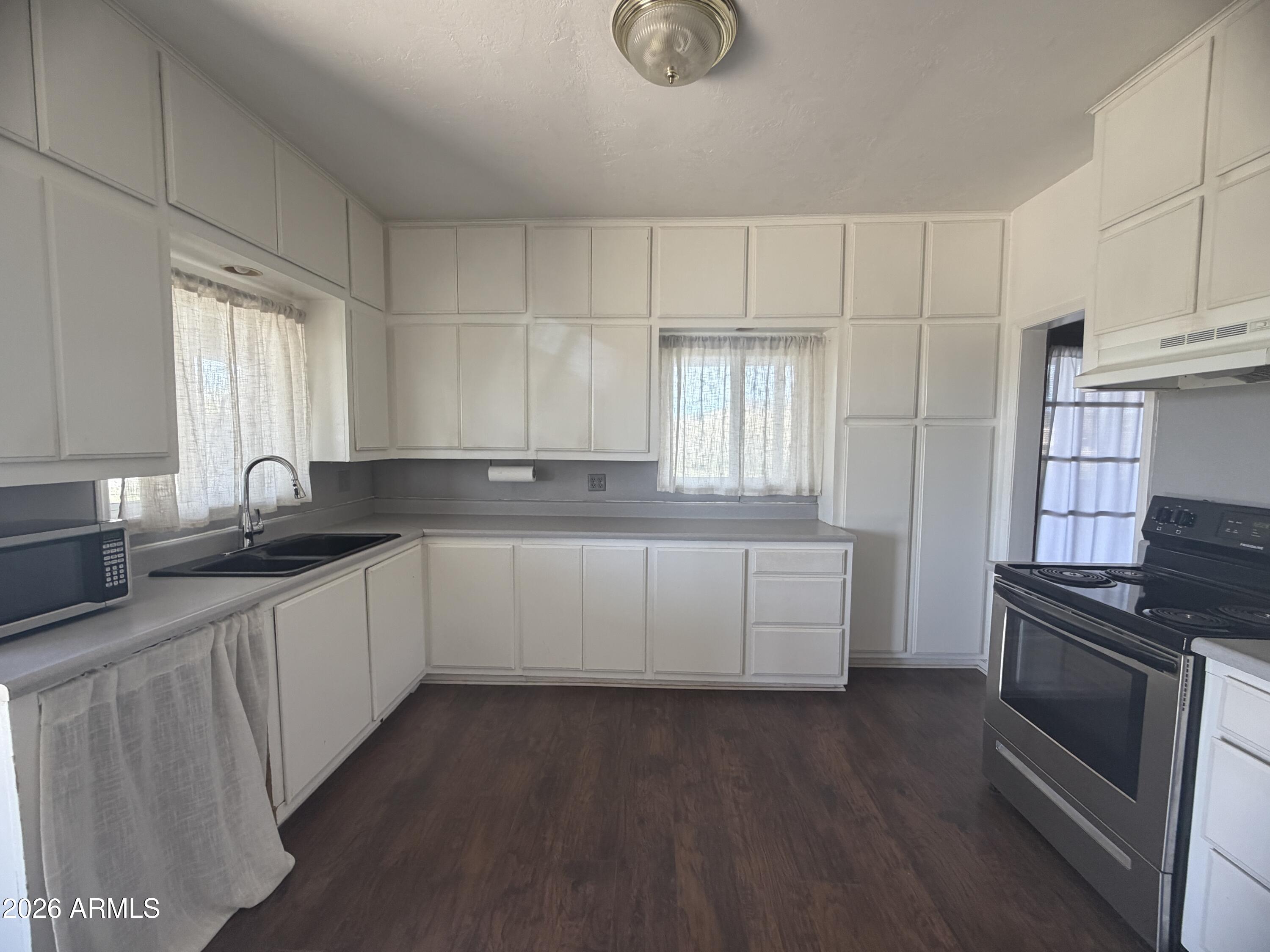 1328 East Maddock Road Phoenix, AZ 85086 - Photo 7 of 31 Kitchen