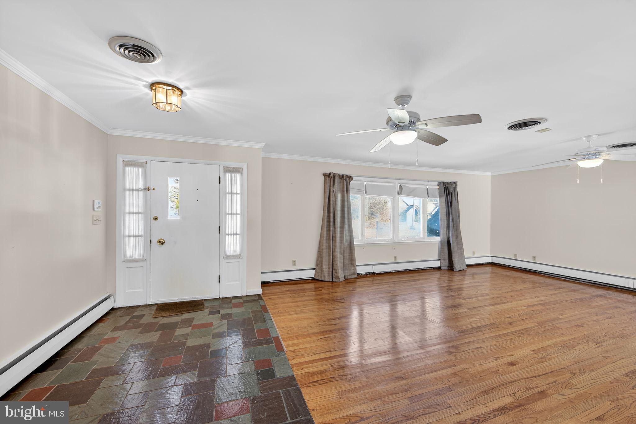 289 West Chestnut Hill Road Newark, DE 19713 - Photo 6 of 40 Foyer/Living Room