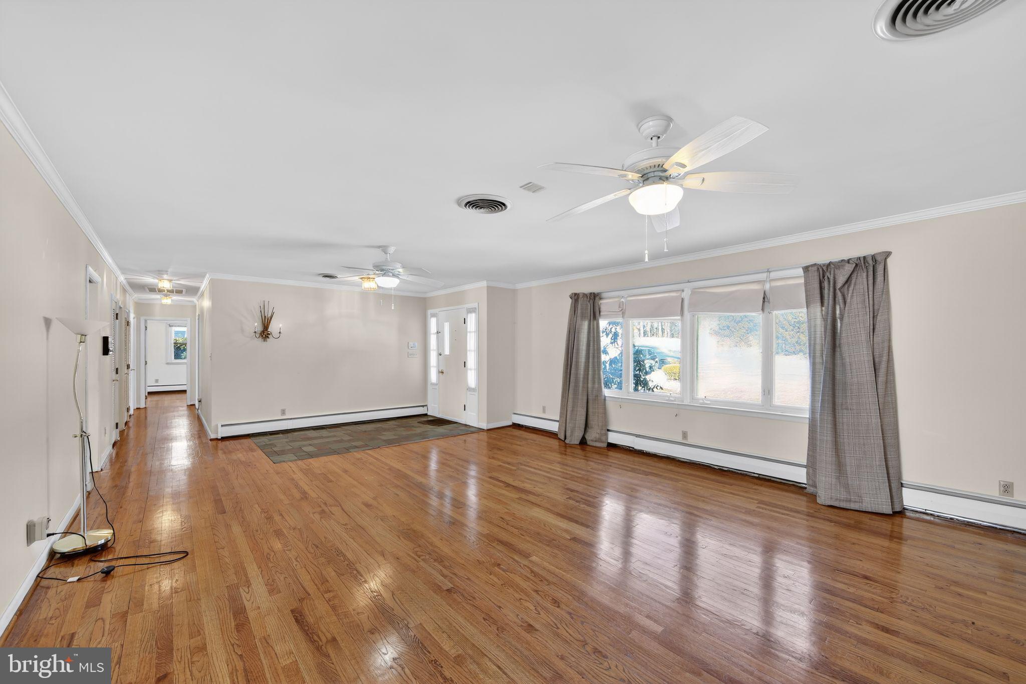 289 West Chestnut Hill Road Newark, DE 19713 - Photo 8 of 40 Living Room