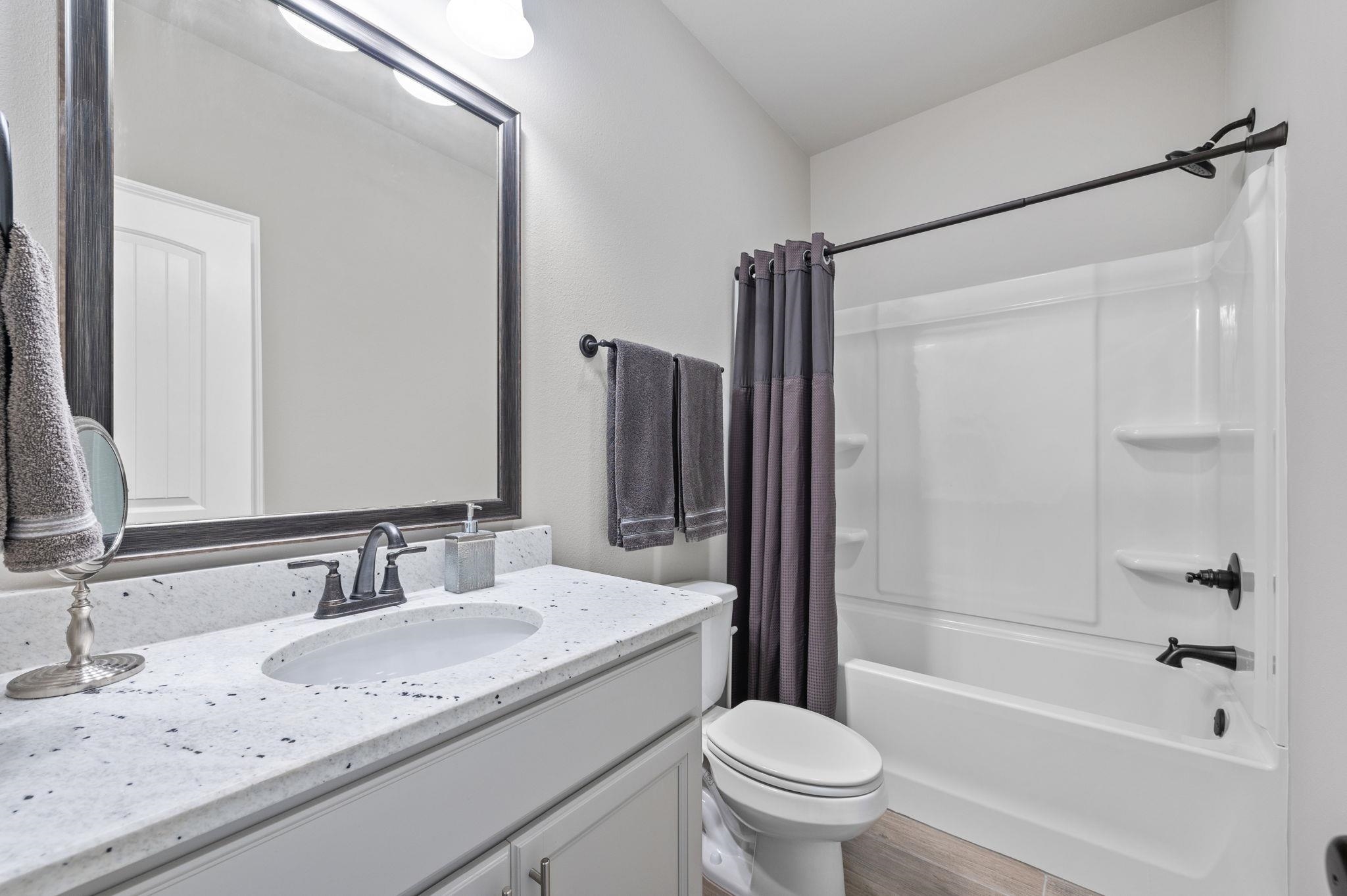 1516 Fenton Circle Foley, AL 36535 - Photo 31 of 38 second bathroom