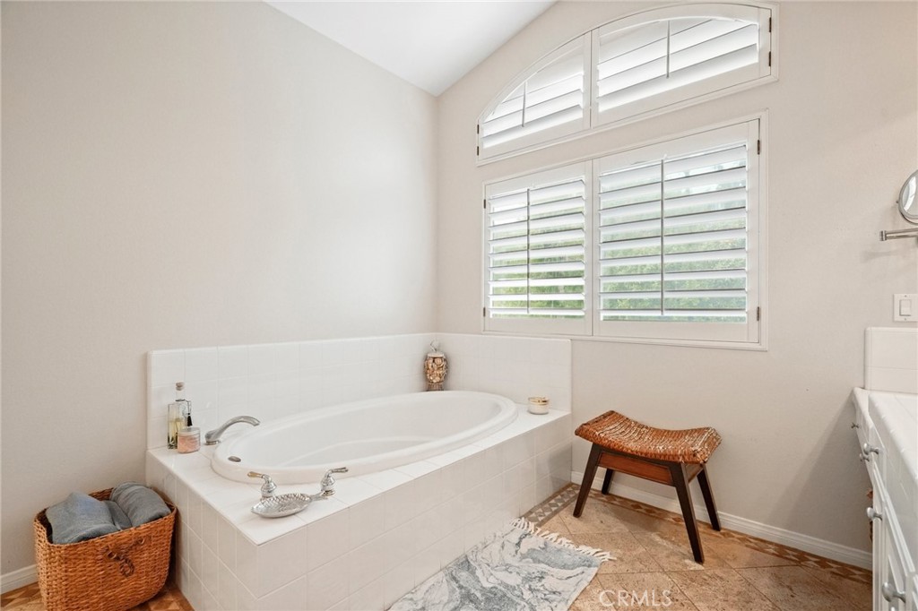 921 Ellesmere Way Oak Park, CA 91377 - Photo 42 of 68 Primary Ensuite Bathroom