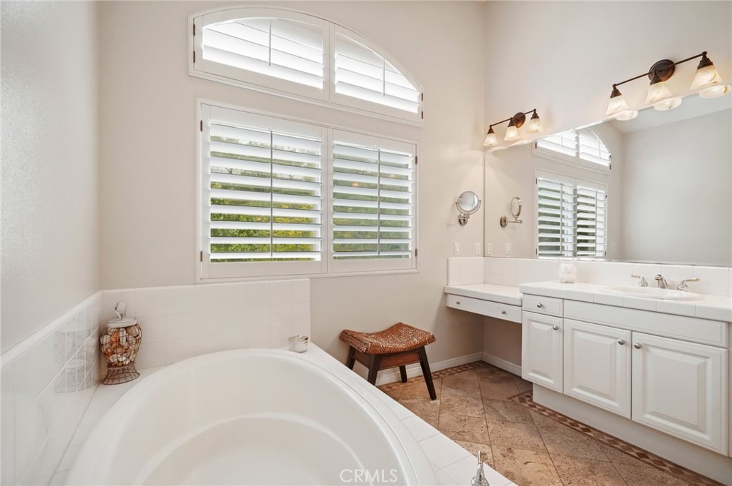921 Ellesmere Way Oak Park, CA 91377 - Photo 43 of 68 Primary Ensuite Bathroom
