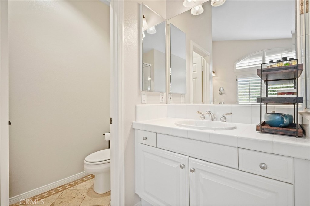 921 Ellesmere Way Oak Park, CA 91377 - Photo 44 of 68 Primary Ensuite Bathroom