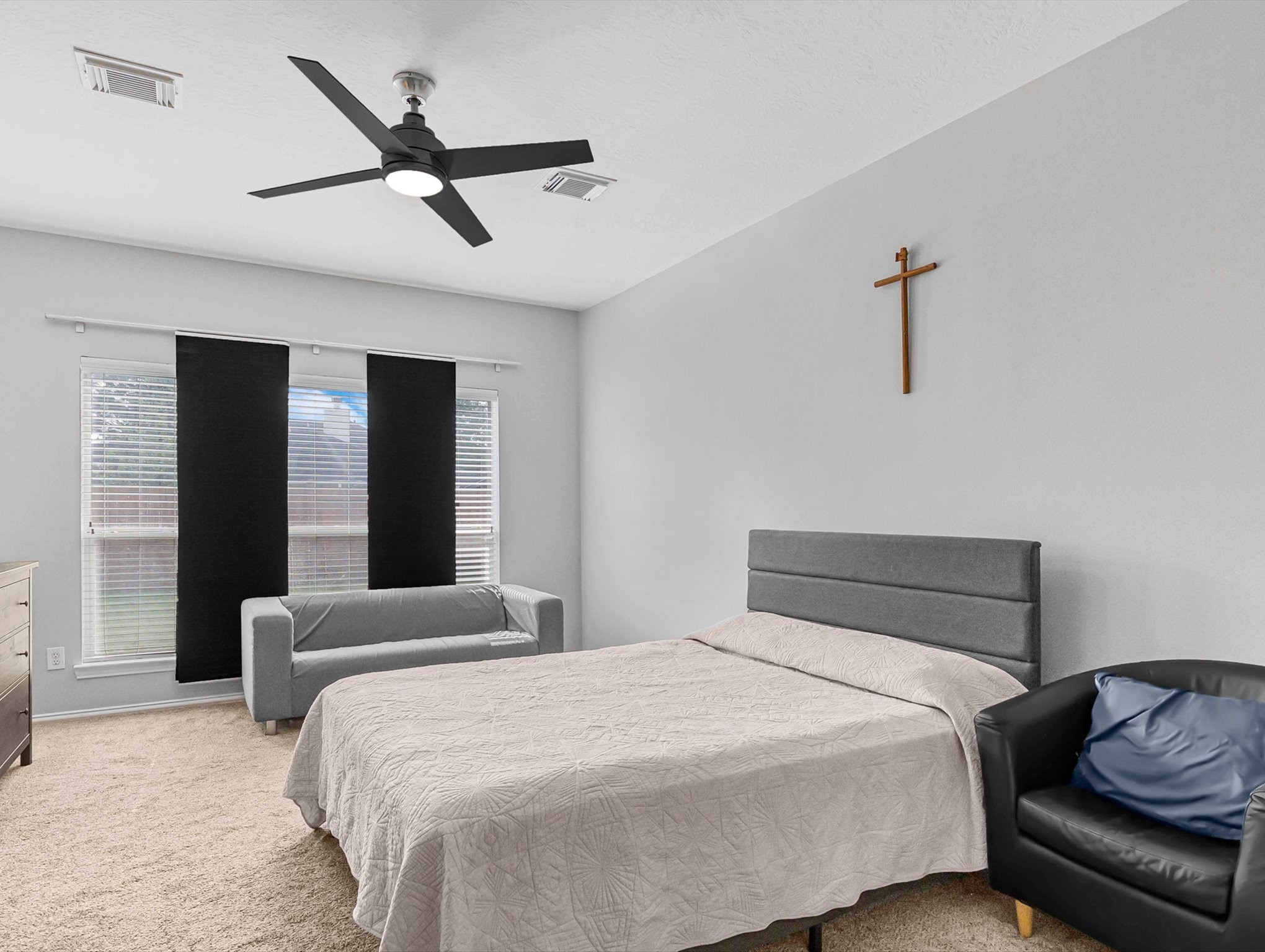 21402 Hannover Forest Spring, TX 77388 - Photo 16 of 30 a bedroom with a bed and a couch