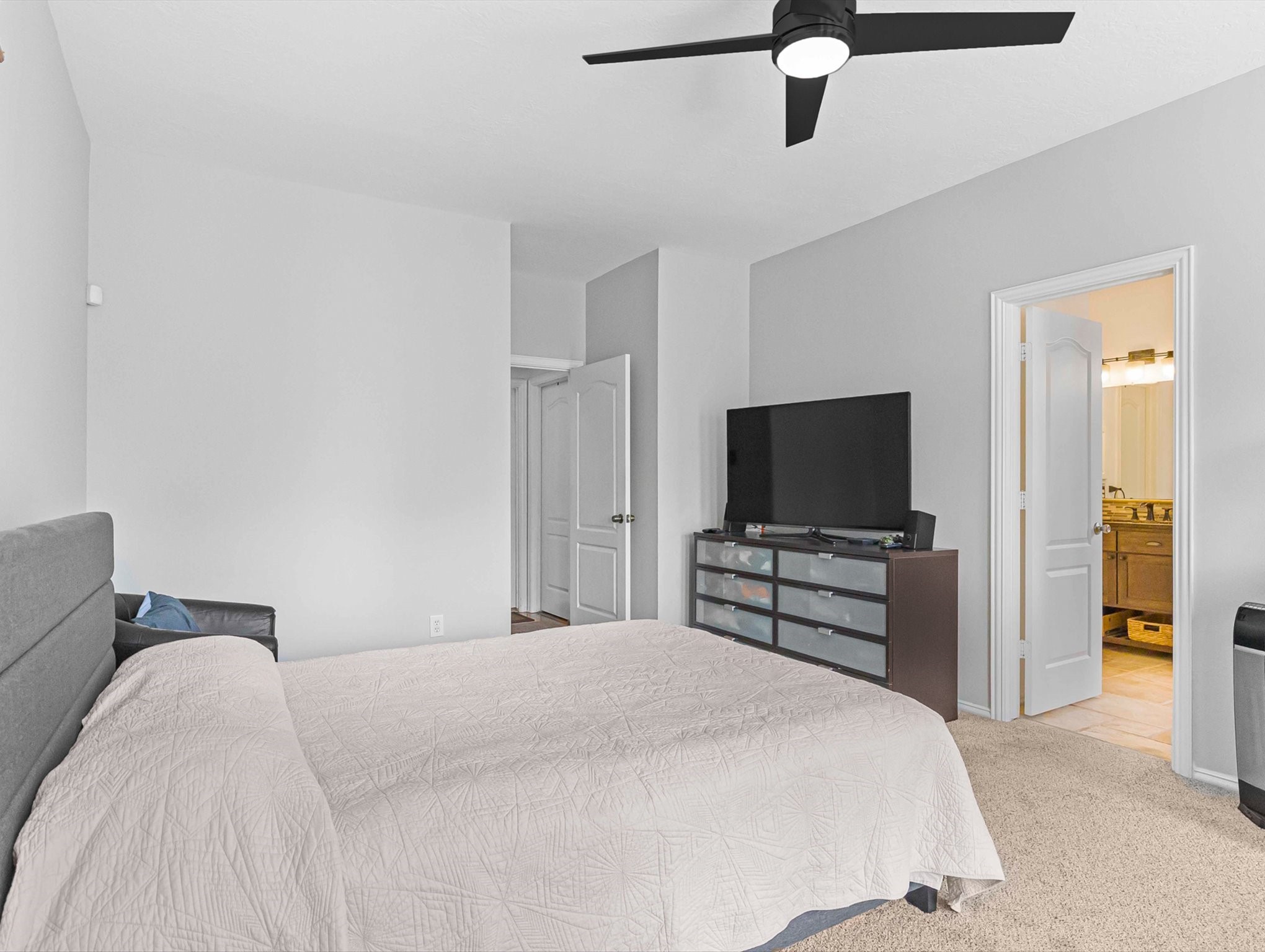 21402 Hannover Forest Spring, TX 77388 - Photo 17 of 30 a bedroom with a bed and a flat screen tv