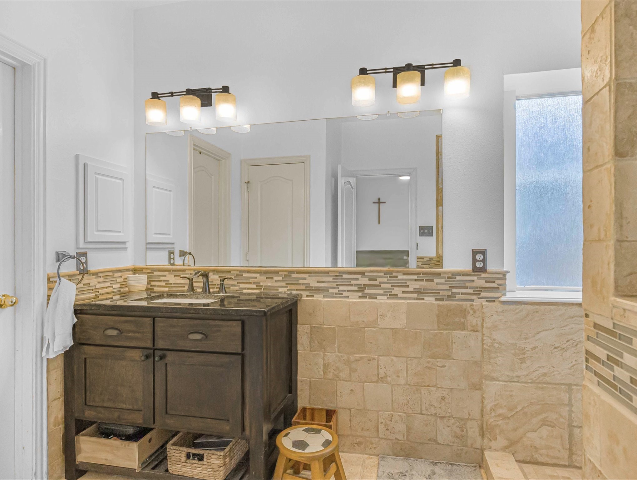 21402 Hannover Forest Spring, TX 77388 - Photo 18 of 30 a bathroom with a sink mirror and