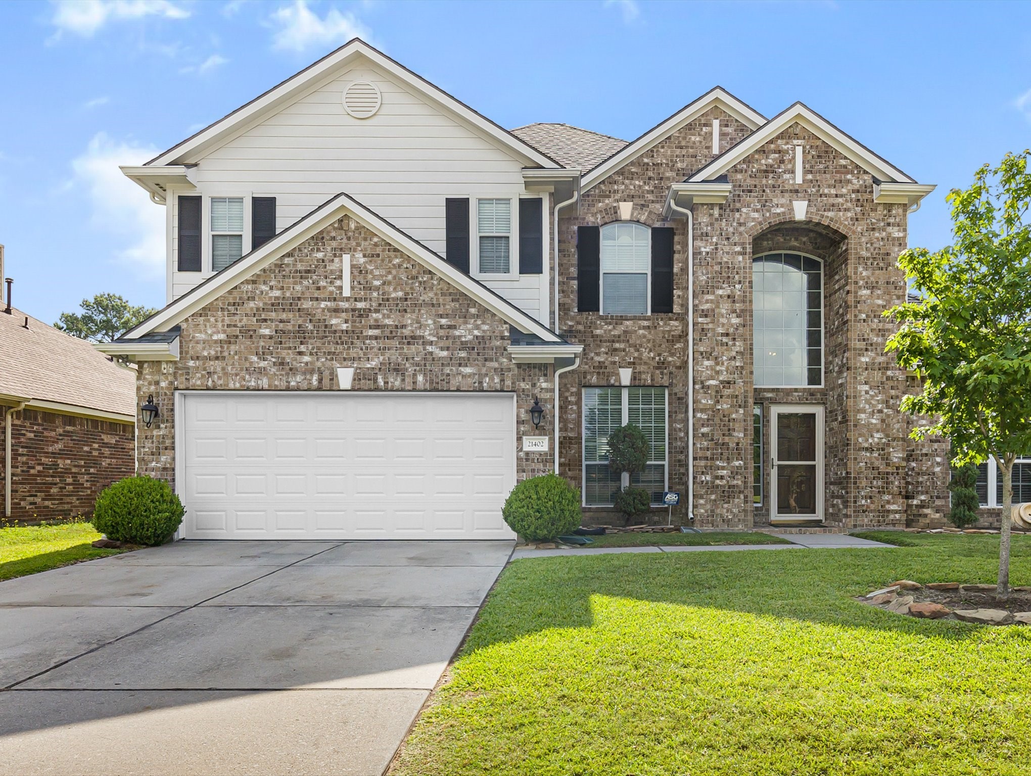 21402 Hannover Forest Spring, TX 77388 - Photo 2 of 30 a front view of a house with garden