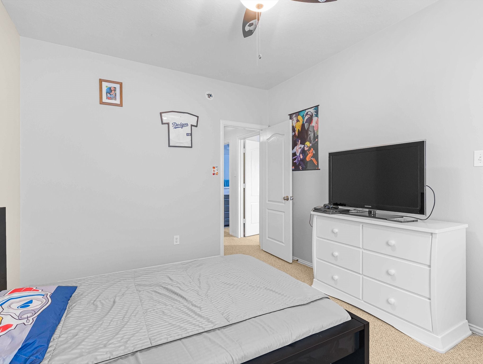 21402 Hannover Forest Spring, TX 77388 - Photo 28 of 30 a bedroom with a bed and a flat screen tv