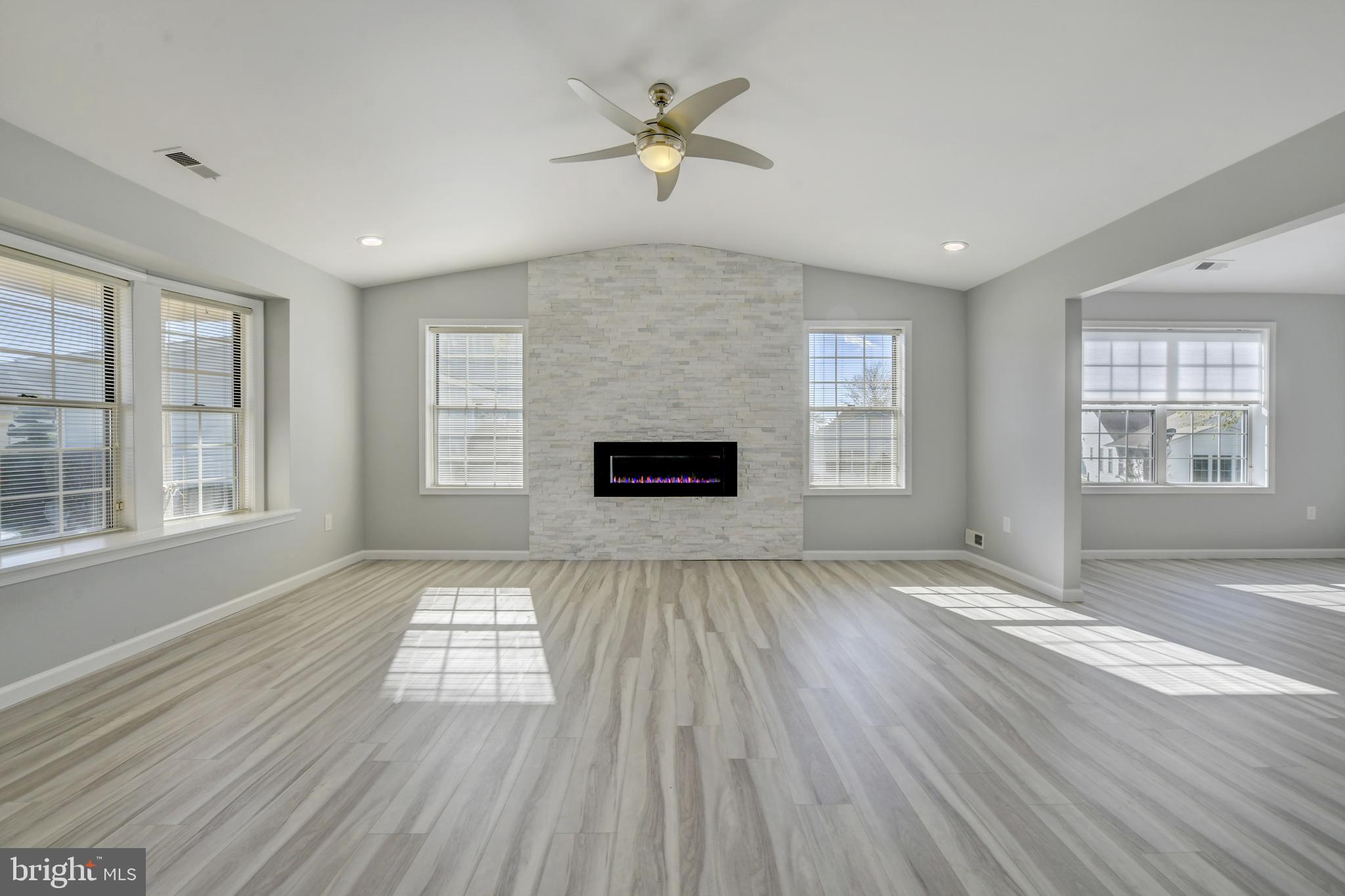 318 Wagon Wheel Circle Columbus, NJ 08022 - Photo 17 of 39 Living Room