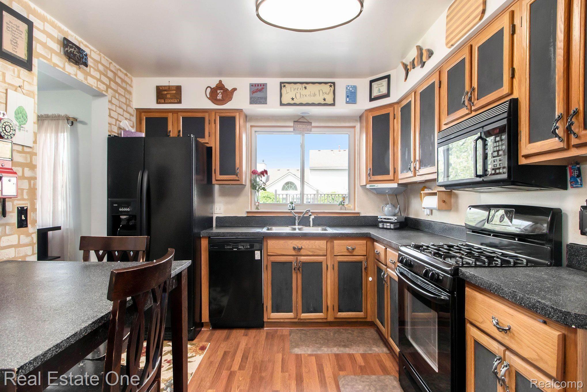 24670 Timber Ridge Trail Flat Rock, MI 48134 - Photo 3 of 39 Large Eat In Kitchen