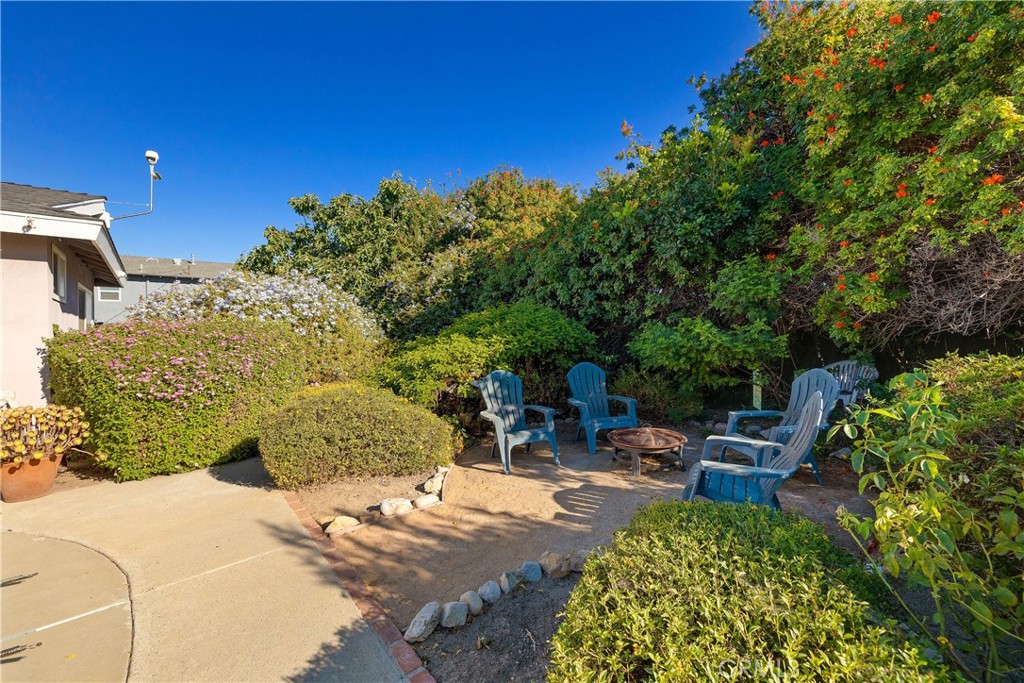 813 Statler Street San Pedro, CA 90731 - Photo 25 of 42 a view of a backyard with sitting area